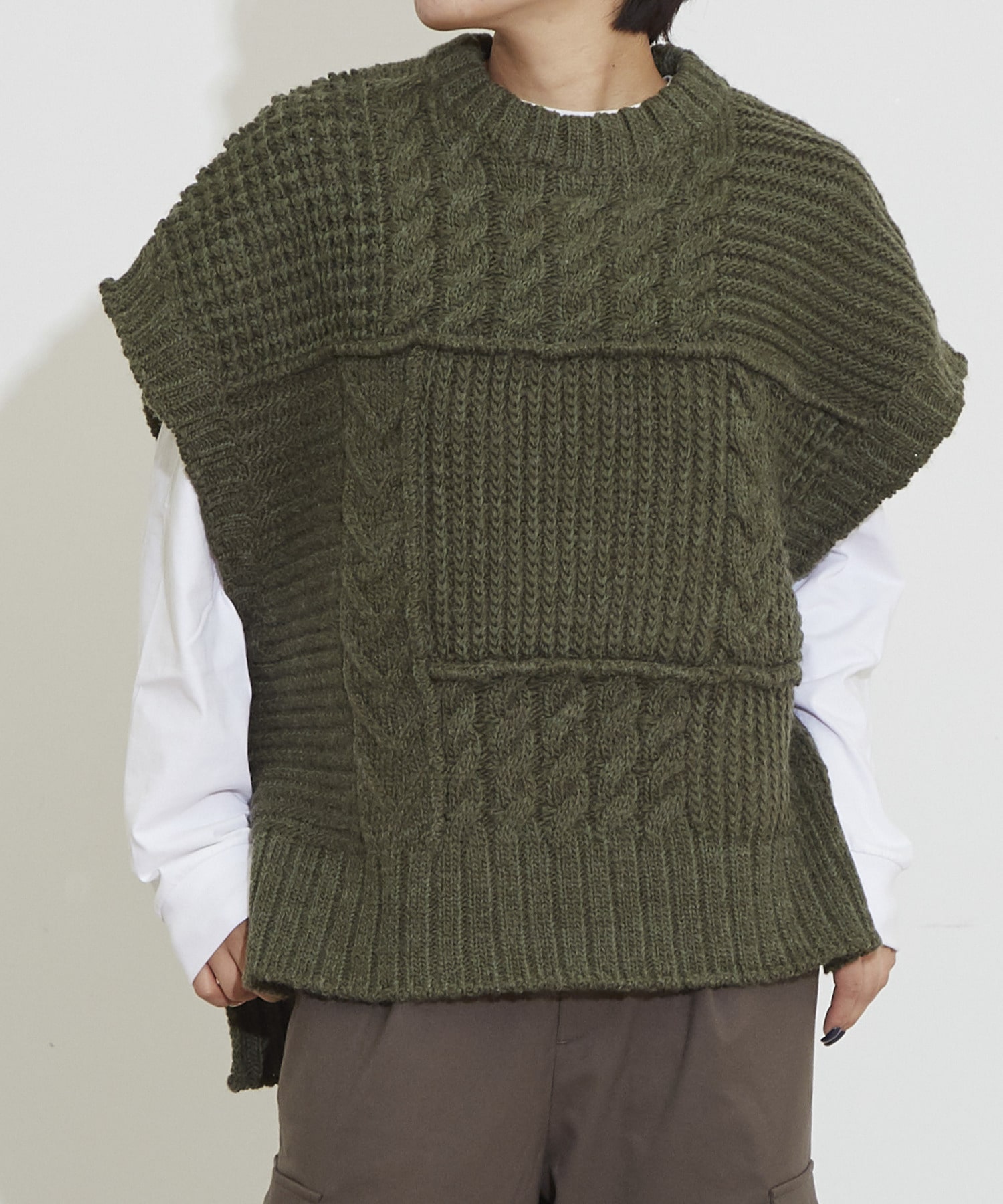 OVER SILHOUETTE CABLE KNIT VEST