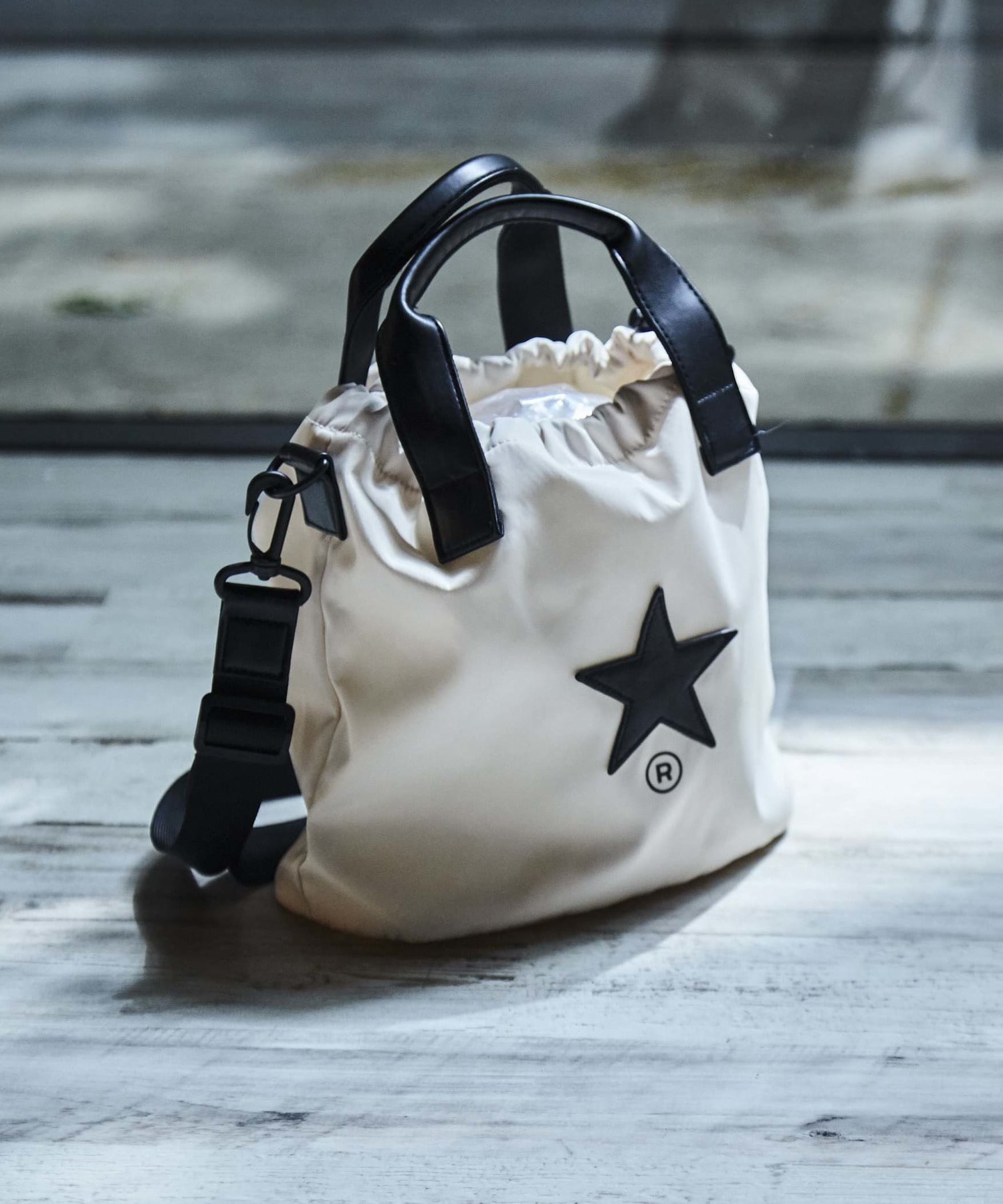 SATIN BALLOON BAG｜CONVERSE TOKYO (コンバーストウキョウ) 公式