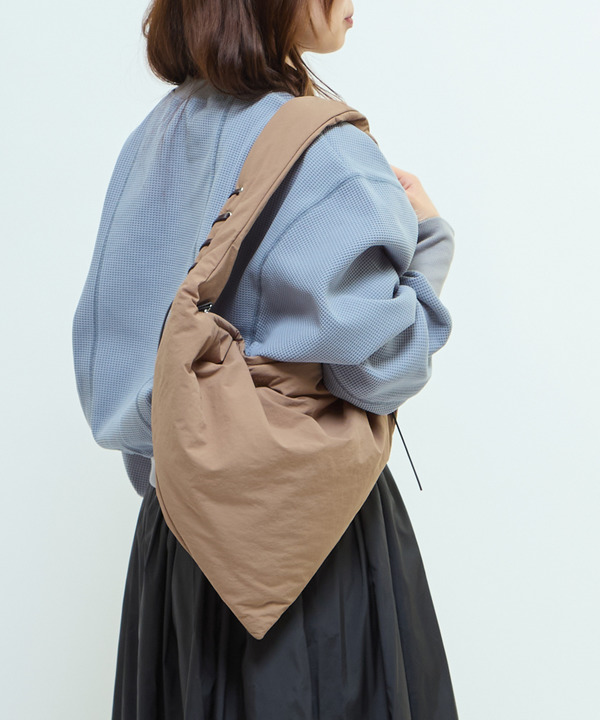 LACE-UP TRIANGLE PUFF BAG 詳細画像 1