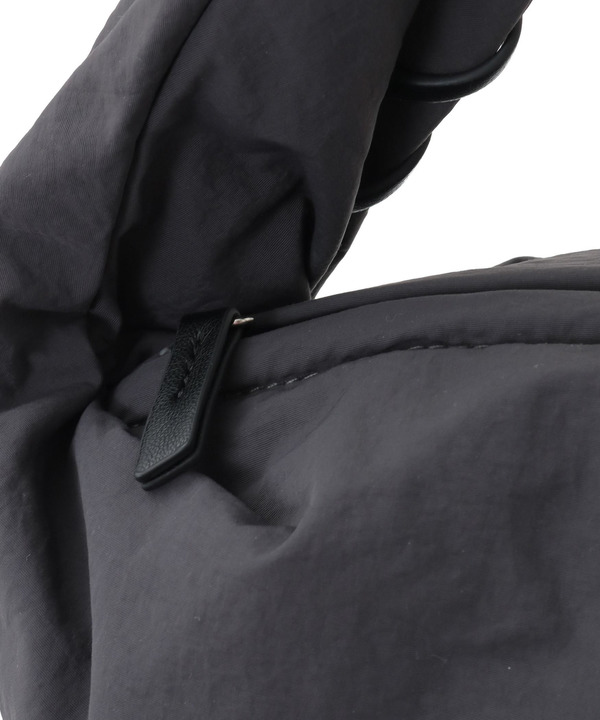 LACE-UP TRIANGLE PUFF BAG 詳細画像 10